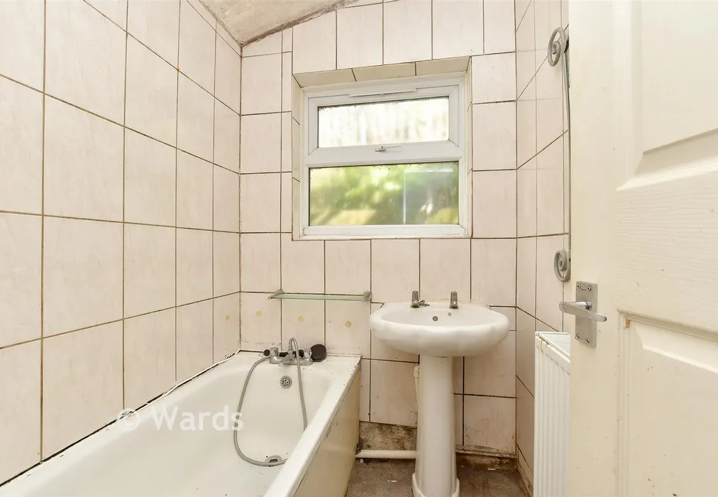 Bathroom - Thorold Road, Chatham, Kent - Wards of Kent