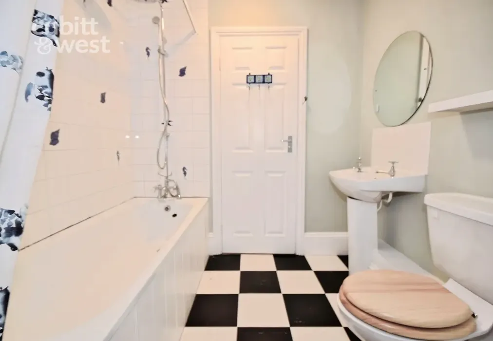 Bathroom - Chichester Place, Brighton, BN2 - Wards of Kent