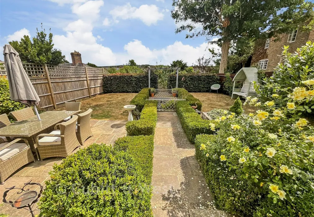 Rear Garden - New - New Town, Uckfield, East Sussex - Wards of Kent