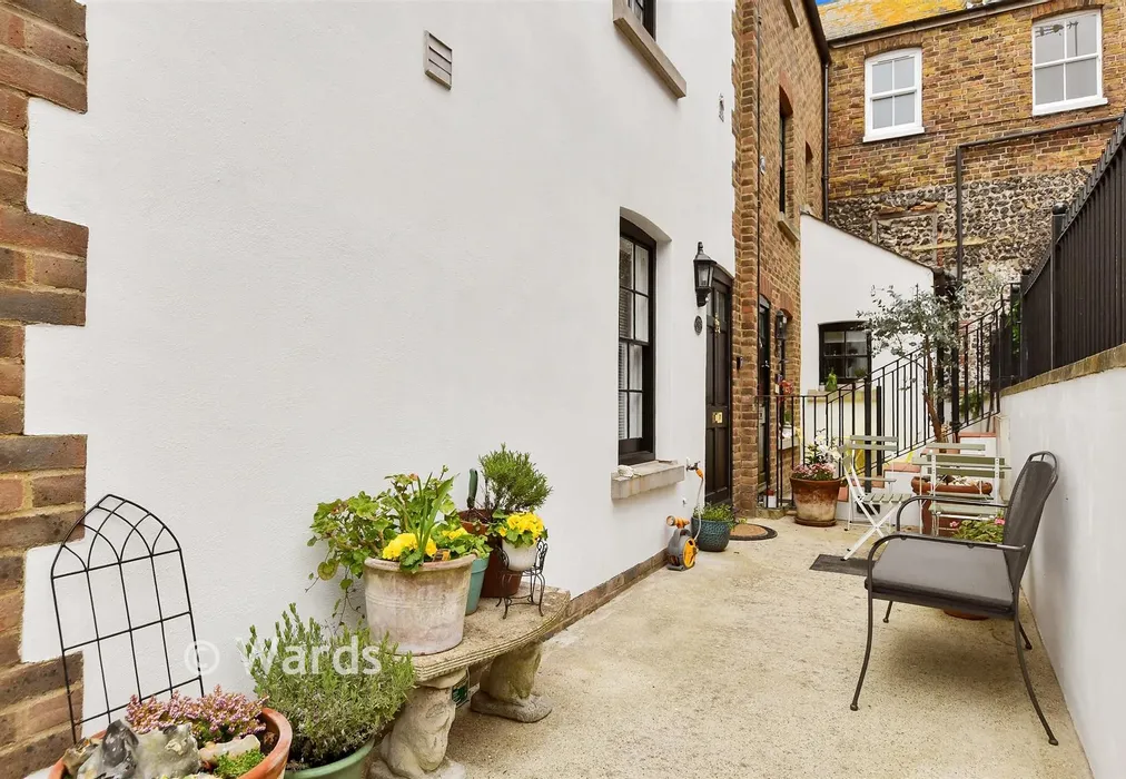 Side Garden - Union Square, Broadstairs, Kent - Wards of Kent