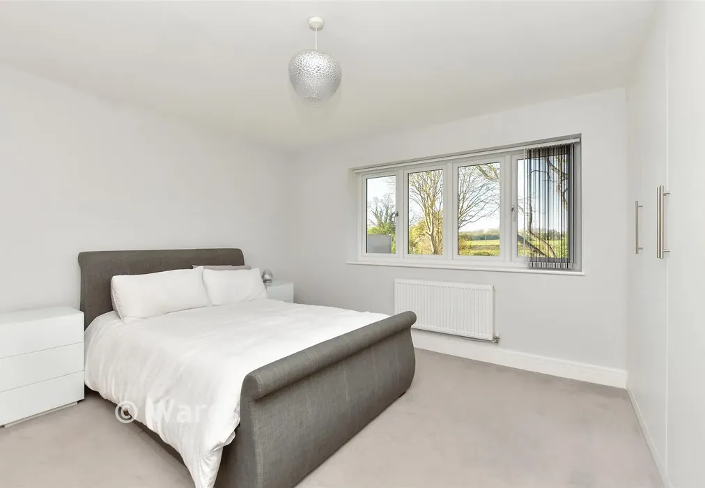 Bedroom 1 - The Tracies, Newington, Sittingbourne, Kent - Wards of Kent