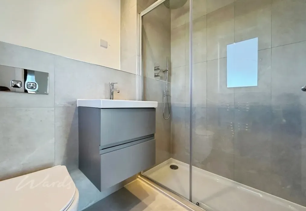 en-suite - Station Road Paddock Wood TN12 - Wards of Kent