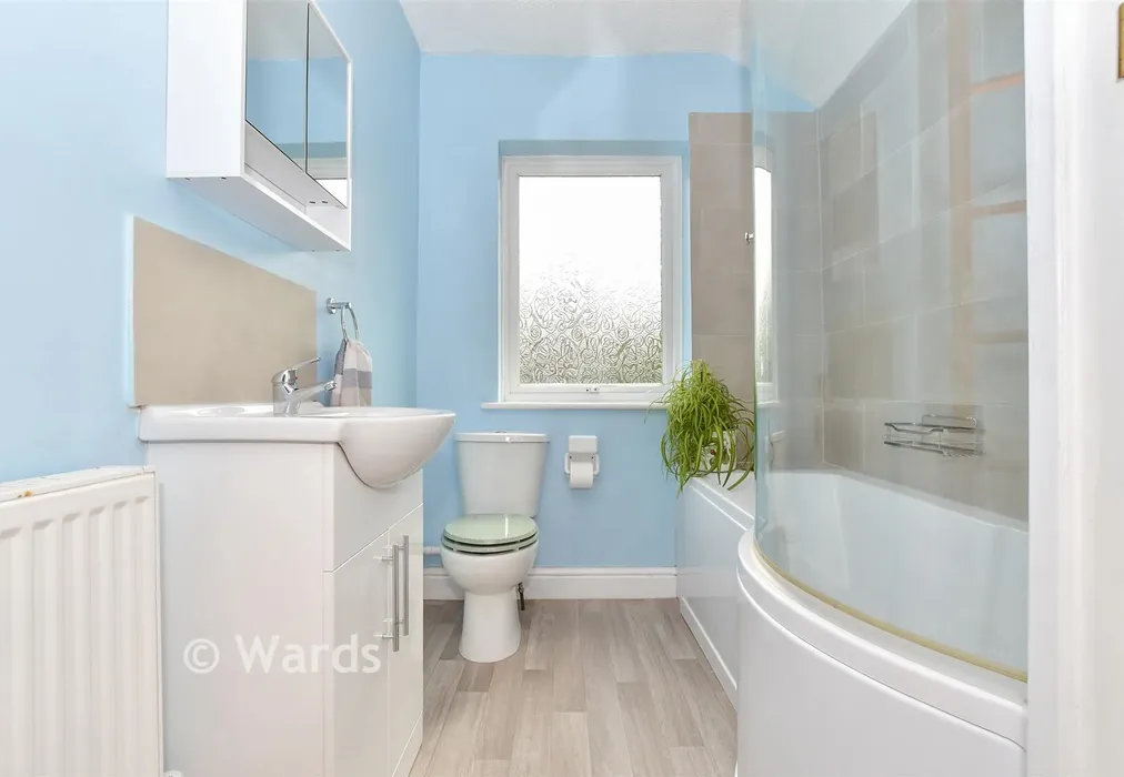 Bathroom - Wyndham Road, Dover, Kent - Wards of Kent