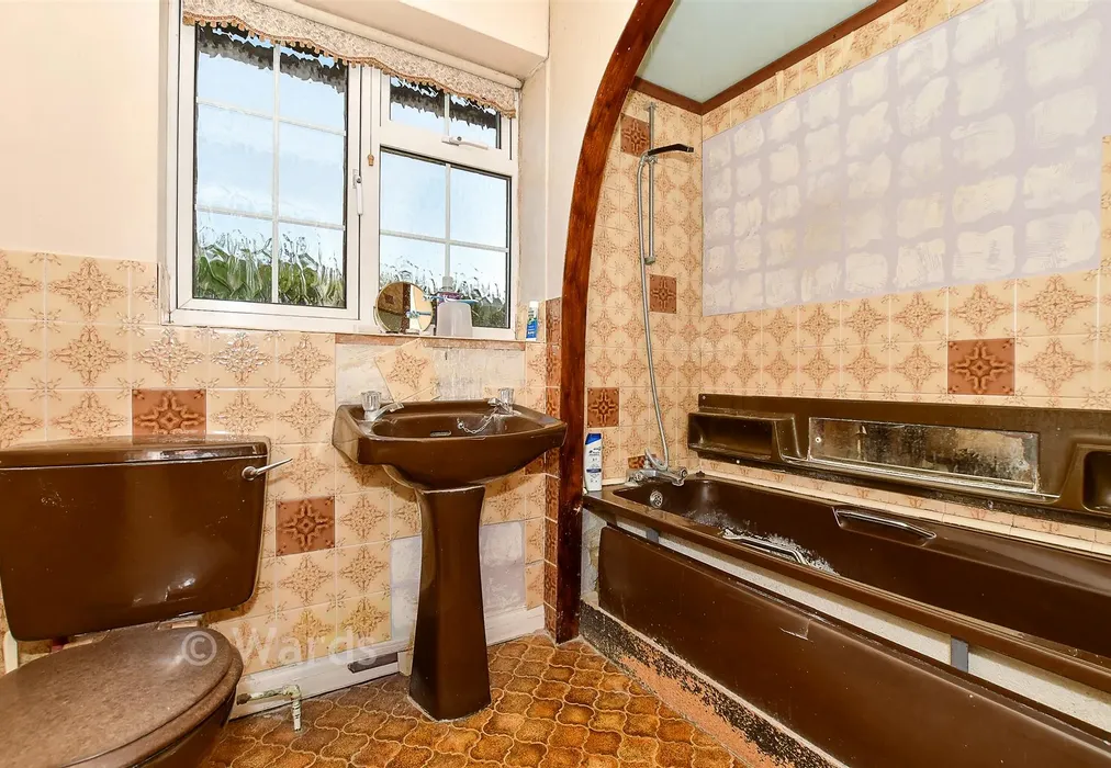 Bathroom - Southgate Road, Tenterden, Kent - Wards of Kent