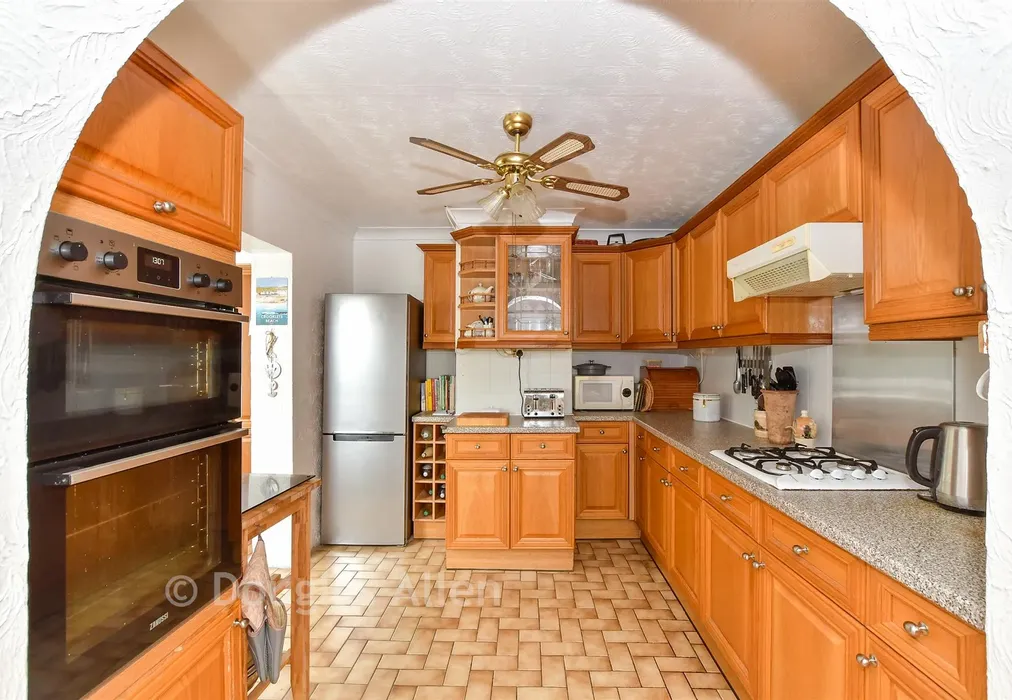 Kitchen - Thorndon Avenue, West Horndon, Brentwood, Essex - Wards of Kent