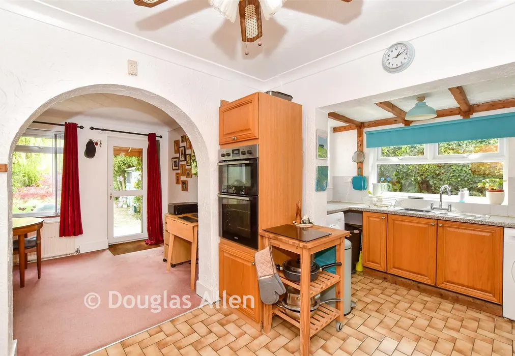 Kitchen - Thorndon Avenue, West Horndon, Brentwood, Essex - Wards of Kent