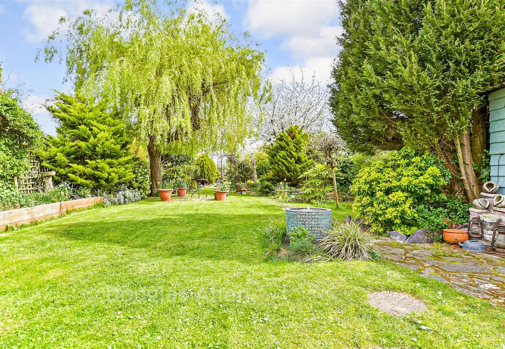 Rear Garden - Thorndon Avenue, West Horndon, Brentwood, Essex - Wards of Kent