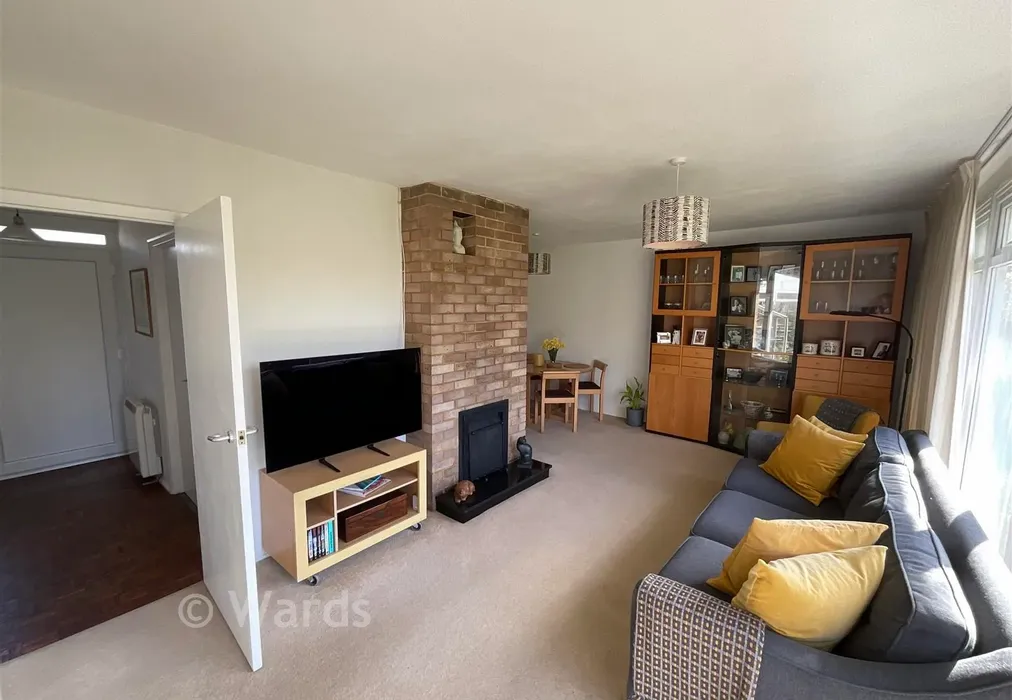Lounge 1 - Fromandez Drive, Horsmonden, Kent - Wards of Kent