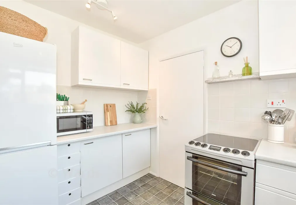 Kitchen - Fromandez Drive, Horsmonden, Kent - Wards of Kent