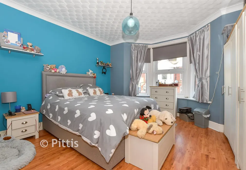 Bedroom 1 - Oakfield Road, East Cowes, Isle of Wight - Wards of Kent