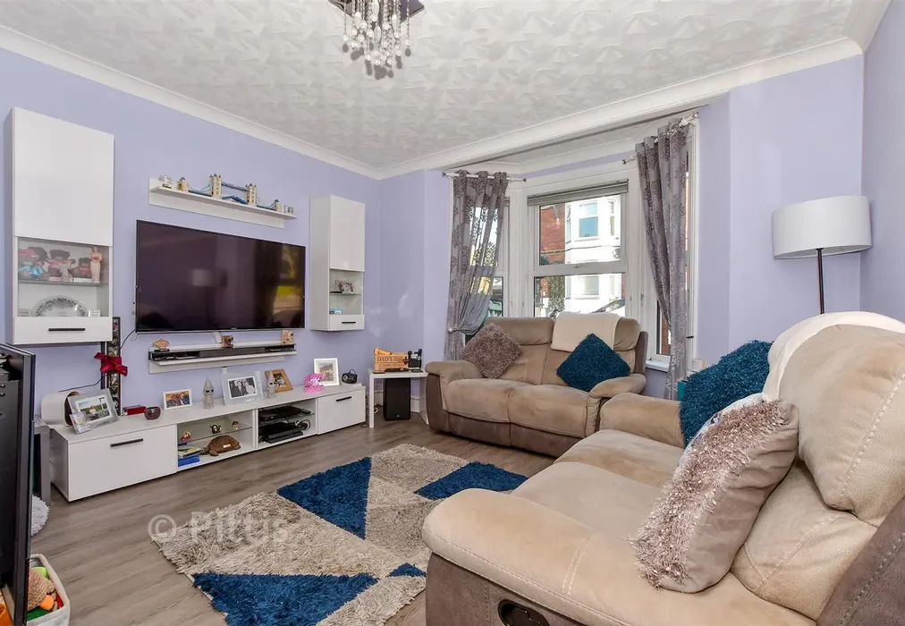 Lounge - Oakfield Road, East Cowes, Isle of Wight - Wards of Kent