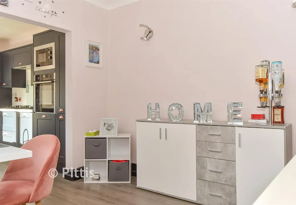 Internal Lifestyle Photograph - Oakfield Road, East Cowes, Isle of Wight - Wards of Kent