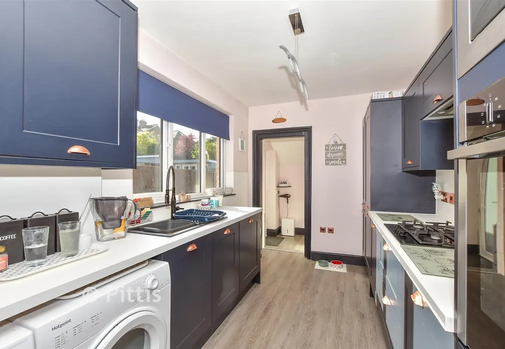 Kitchen - Oakfield Road, East Cowes, Isle of Wight - Wards of Kent