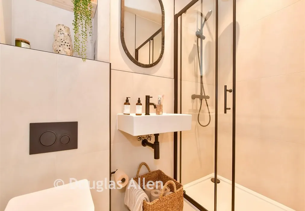 En Suite - Carpenters Yard, High Road, Thornwood, Essex - Wards of Kent
