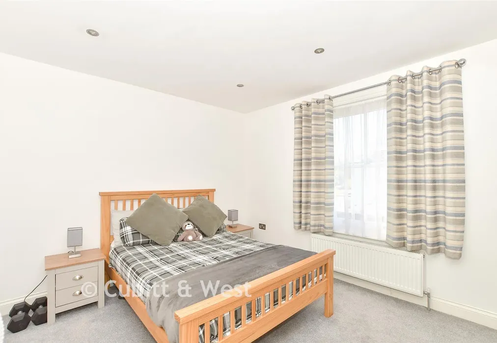 Bedroom 1 - Ifield Road, West Green, Crawley, West Sussex - Wards of Kent
