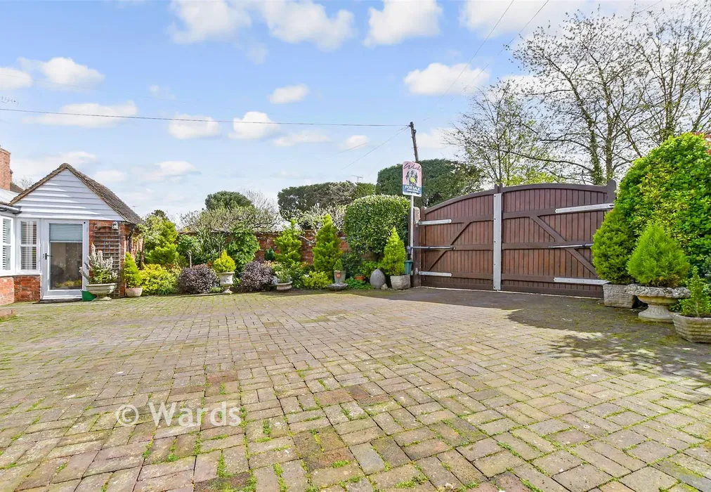 Driveway/Parking - The Street, Smarden,Ashford, Kent - Wards of Kent