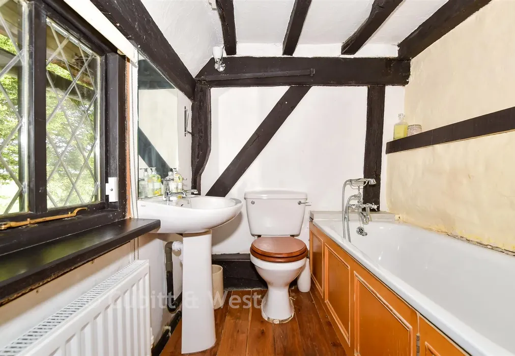 En-Suite Bathroom - Dean Lane, Redhill, Surrey - Wards of Kent