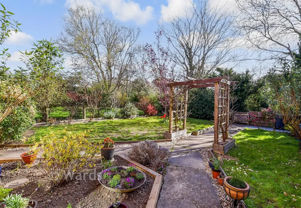 Front Garden - Glebe Meadow, Wateringbury, Maidstone, Kent - Wards of Kent