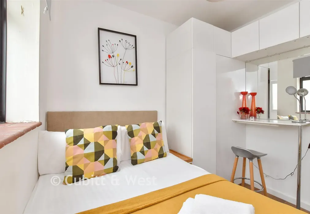 Bedroom - Western Road, Brighton, East Sussex - Wards of Kent