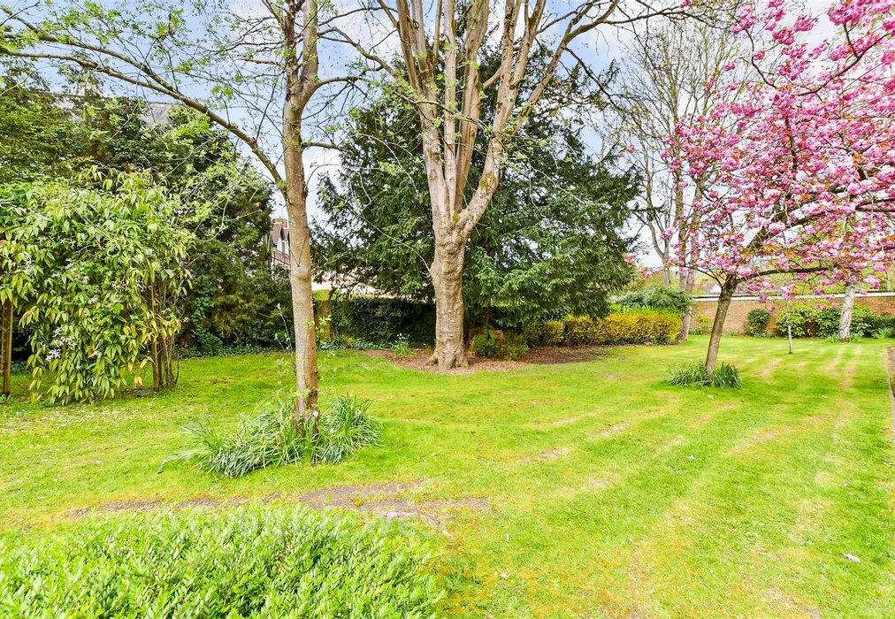 Communal Gardens - Somers Close, Reigate, Surrey - Wards of Kent