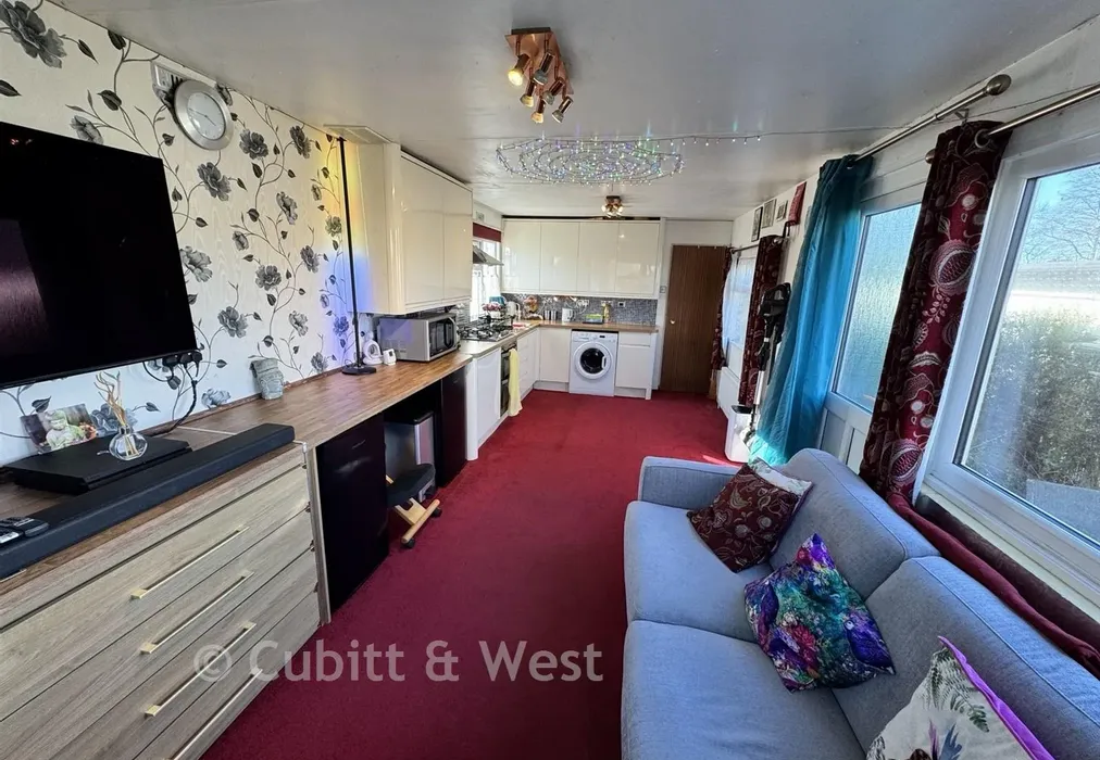 Lounge/Kitchen - Boxhill Road, Tadworth, Surrey - Wards of Kent