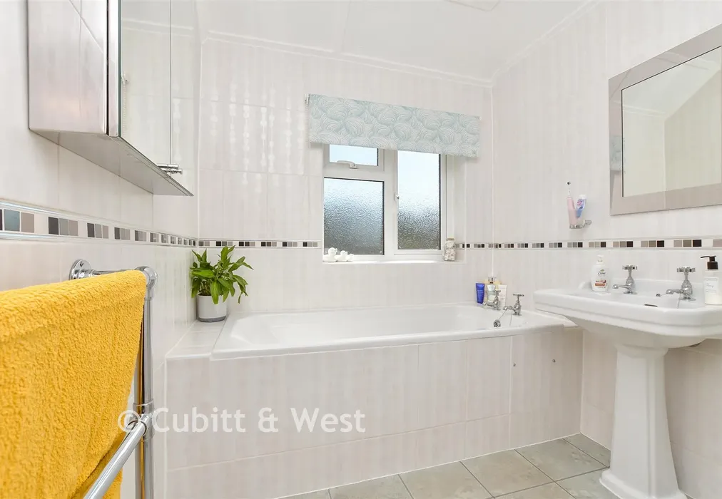 Bathroom - Tillingdown Hill, Caterham, Surrey - Wards of Kent