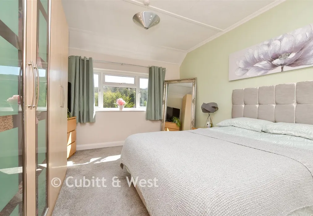 Bedroom 1 - Tillingdown Hill, Caterham, Surrey - Wards of Kent