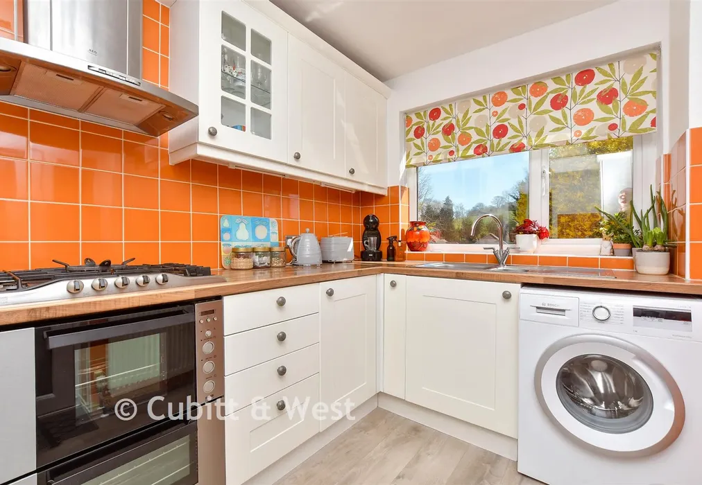 Kitchen - Tillingdown Hill, Caterham, Surrey - Wards of Kent