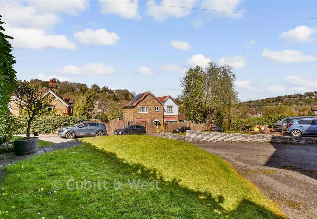 Front Garden - Tillingdown Hill, Caterham, Surrey - Wards of Kent