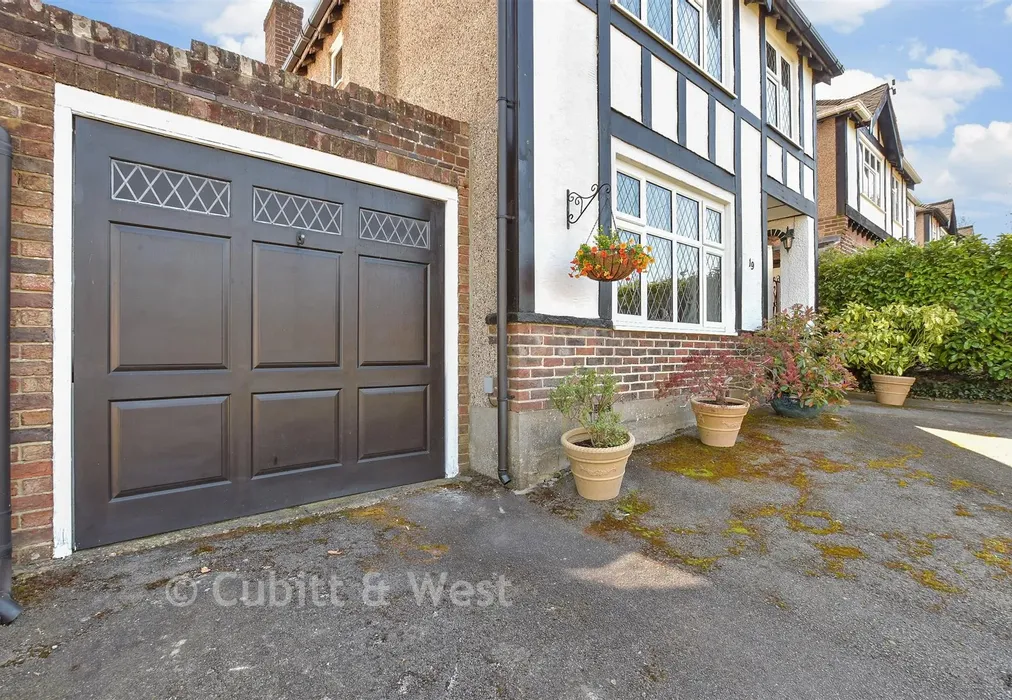 Garage - Tillingdown Hill, Caterham, Surrey - Wards of Kent