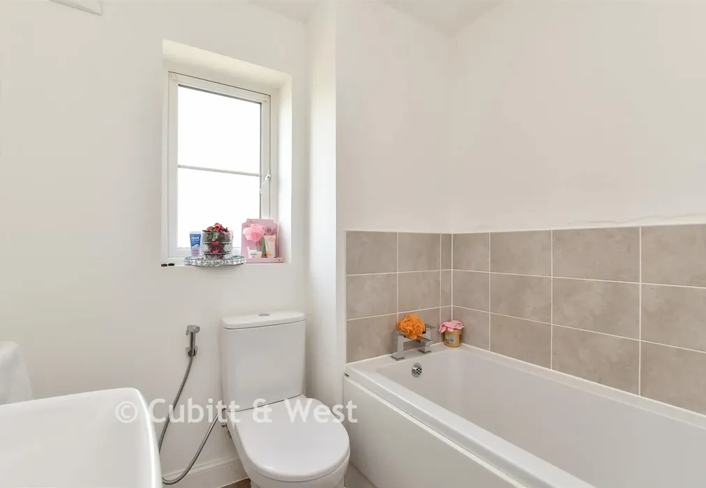 Family Bathroom - Linnet Crescent, Peacehaven, Brighton, East Sussex - Wards of Kent