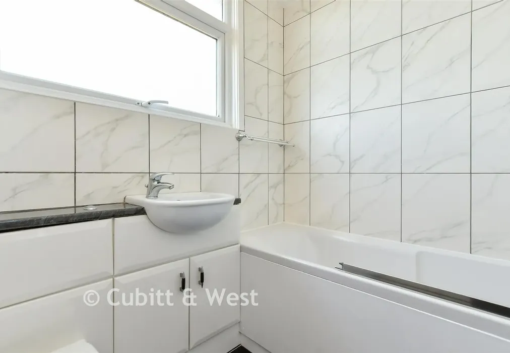 Bathroom - The Brow, Woodingdean, Brighton, East Sussex - Wards of Kent