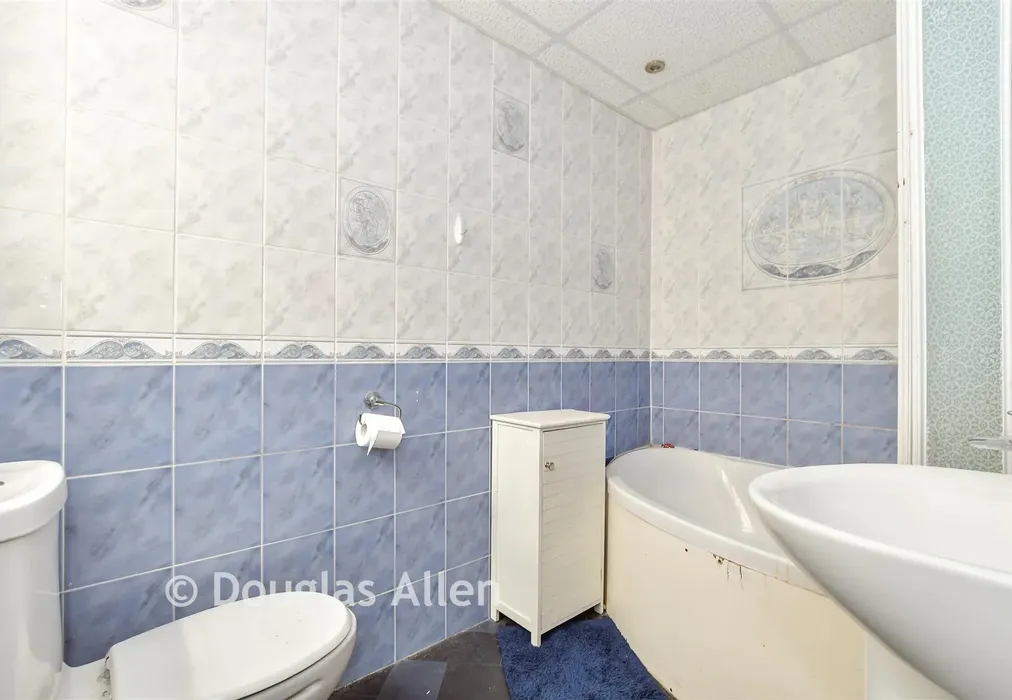 Bathroom - Marston Avenue, Dagenham, Essex - Wards of Kent