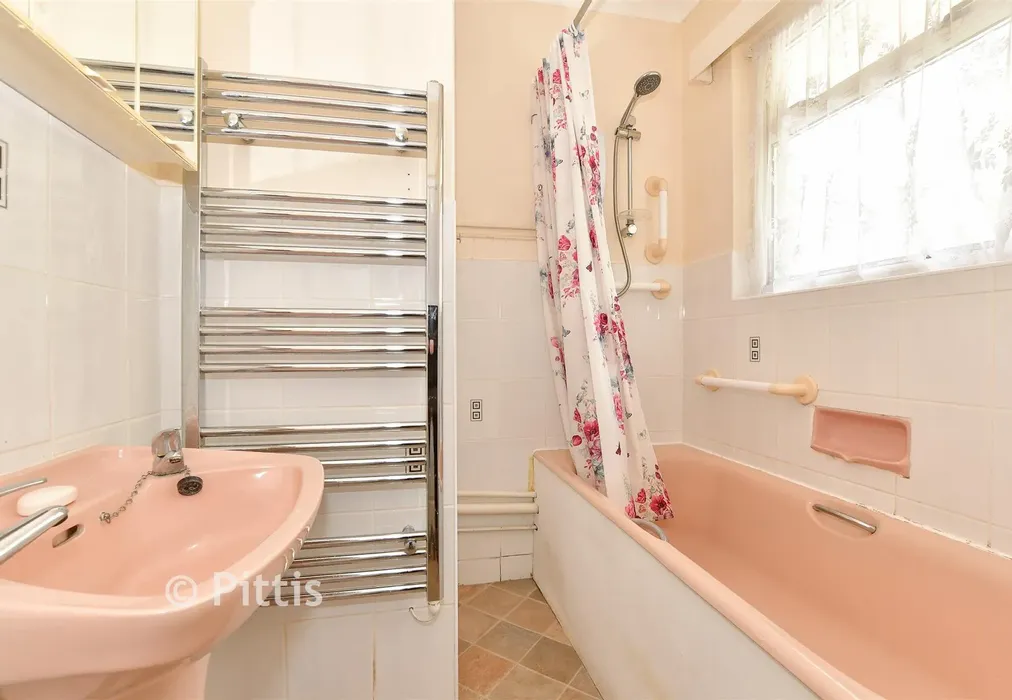 Bathroom - Fairmead Close, Sandown, Isle of Wight - Wards of Kent