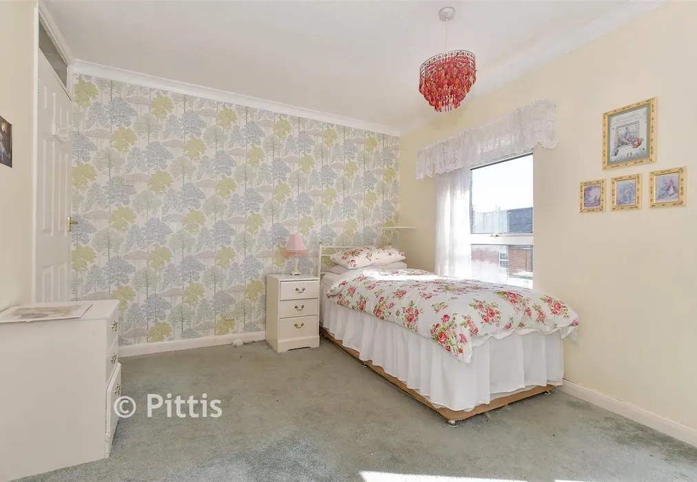 Bedroom 1 - The Mall, Brading, Isle of Wight - Wards of Kent
