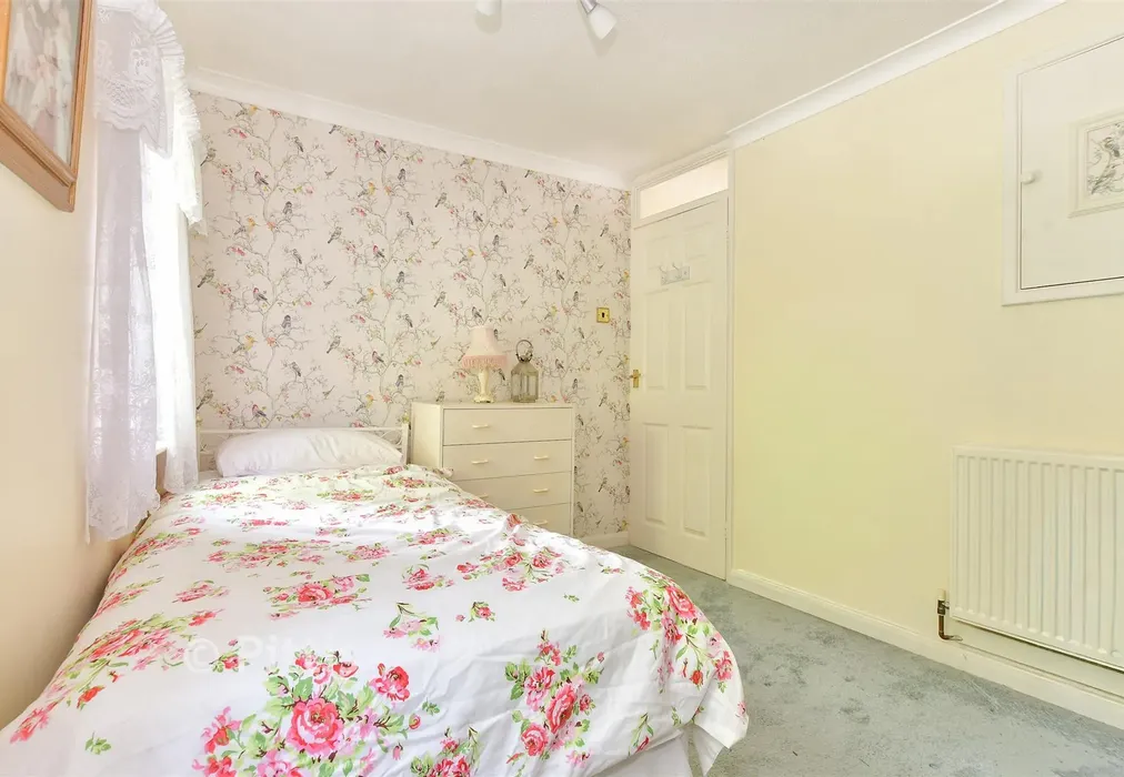 Bedroom 2 - The Mall, Brading, Isle of Wight - Wards of Kent