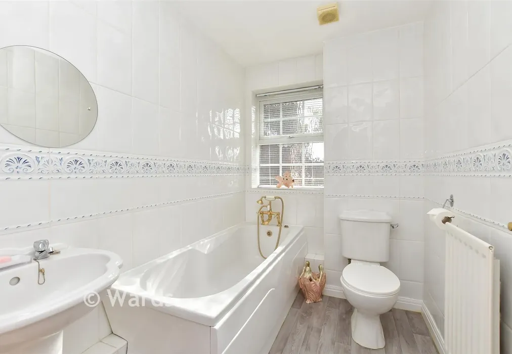 Bathroom - Penny Cress Road, Minster-On-Sea, Kent - Wards of Kent