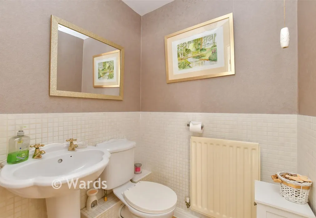 Cloakroom - Penny Cress Road, Minster-On-Sea, Kent - Wards of Kent