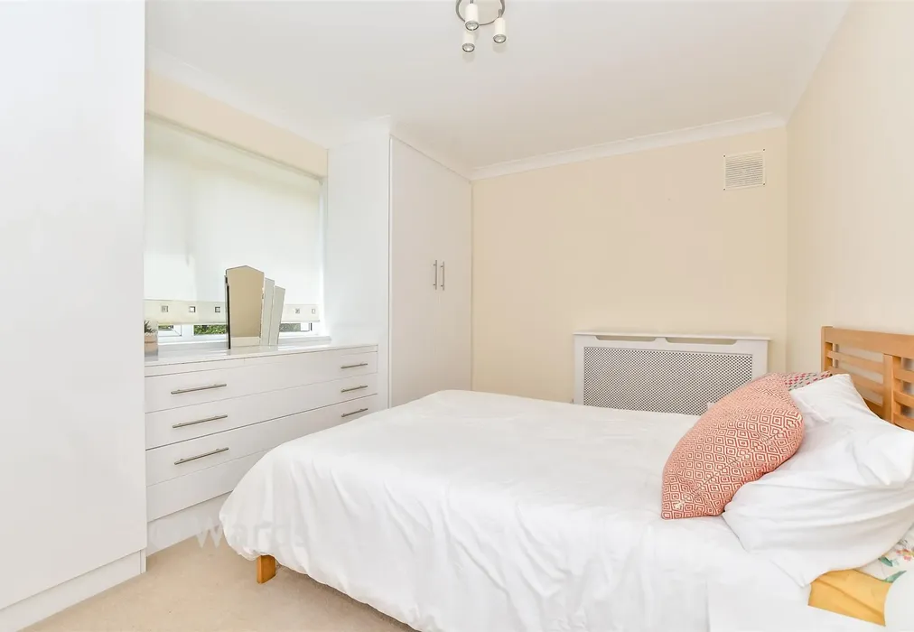 Bedroom 1 - Capel-Le-Ferne, Capel Le Ferne, Folkestone, Kent - Wards of Kent