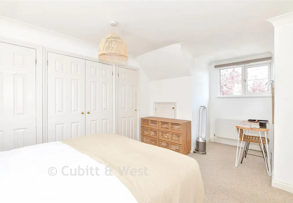 Bedroom 1 - Victoria Road, Hayling Island, Hampshire - Wards of Kent