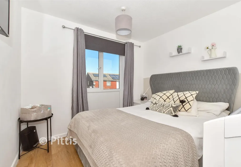 Bedroom 1 - Spring Walk, Newport, Isle of Wight - Wards of Kent