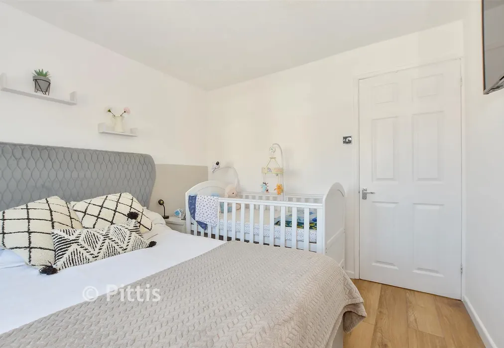 Bedroom 1 - Spring Walk, Newport, Isle of Wight - Wards of Kent