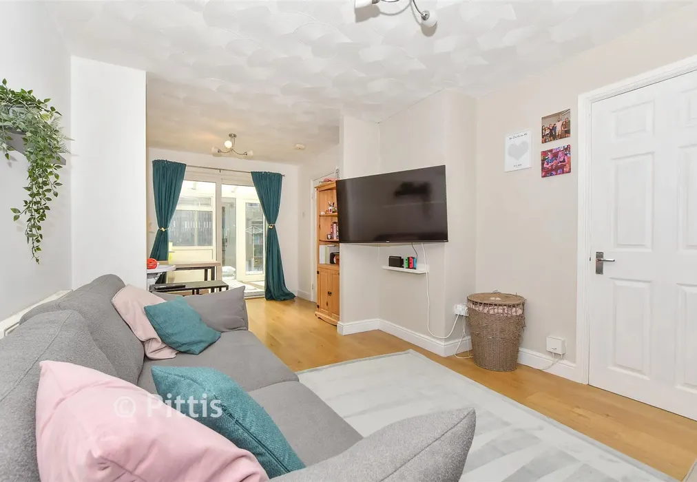 Lounge - Spring Walk, Newport, Isle of Wight - Wards of Kent