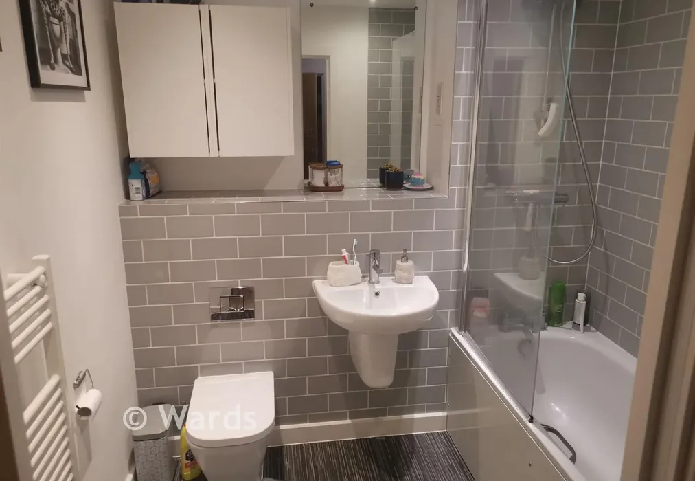 Bathroom - Upper Stone Street, Maidstone, Kent - Wards of Kent