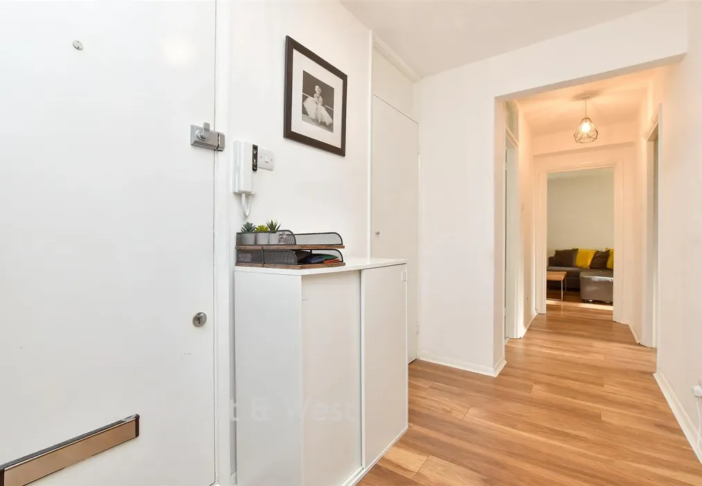 Entrance Hall - Westmoreland Drive, Sutton, Surrey - Wards of Kent