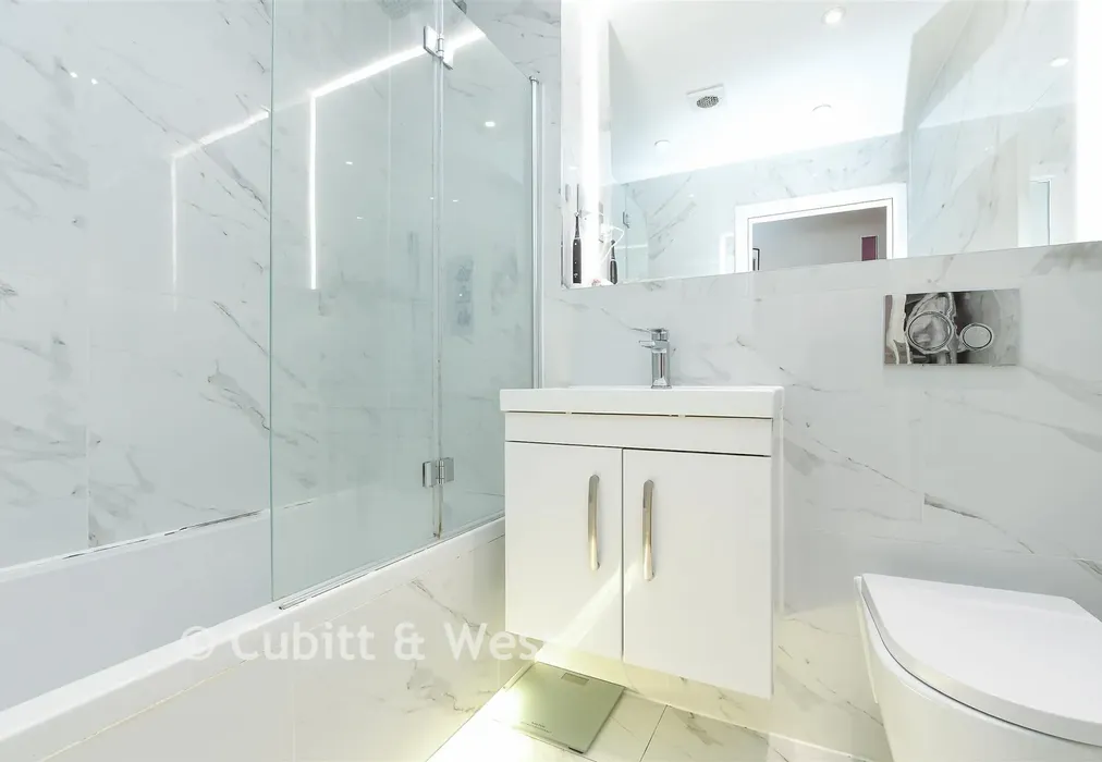 Bathroom - Warren Road, Reigate, Surrey - Wards of Kent