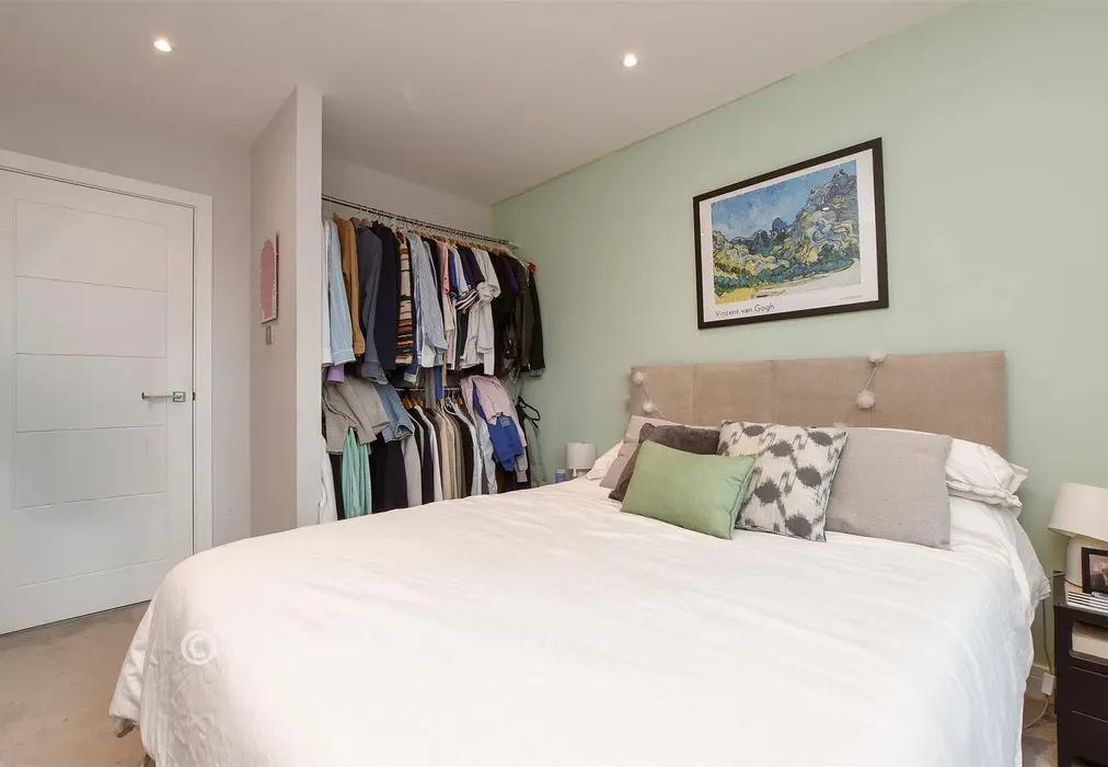 Bedroom - Warren Road, Reigate, Surrey - Wards of Kent