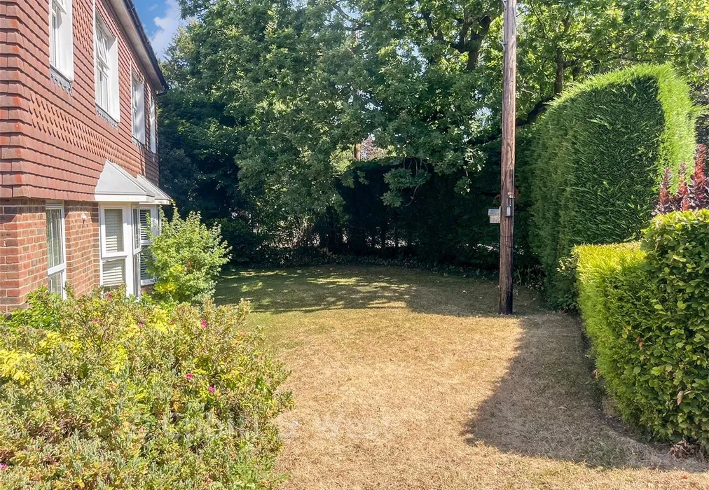 Communal Garden - Linfield Lane, Ashington, West Sussex - Wards of Kent