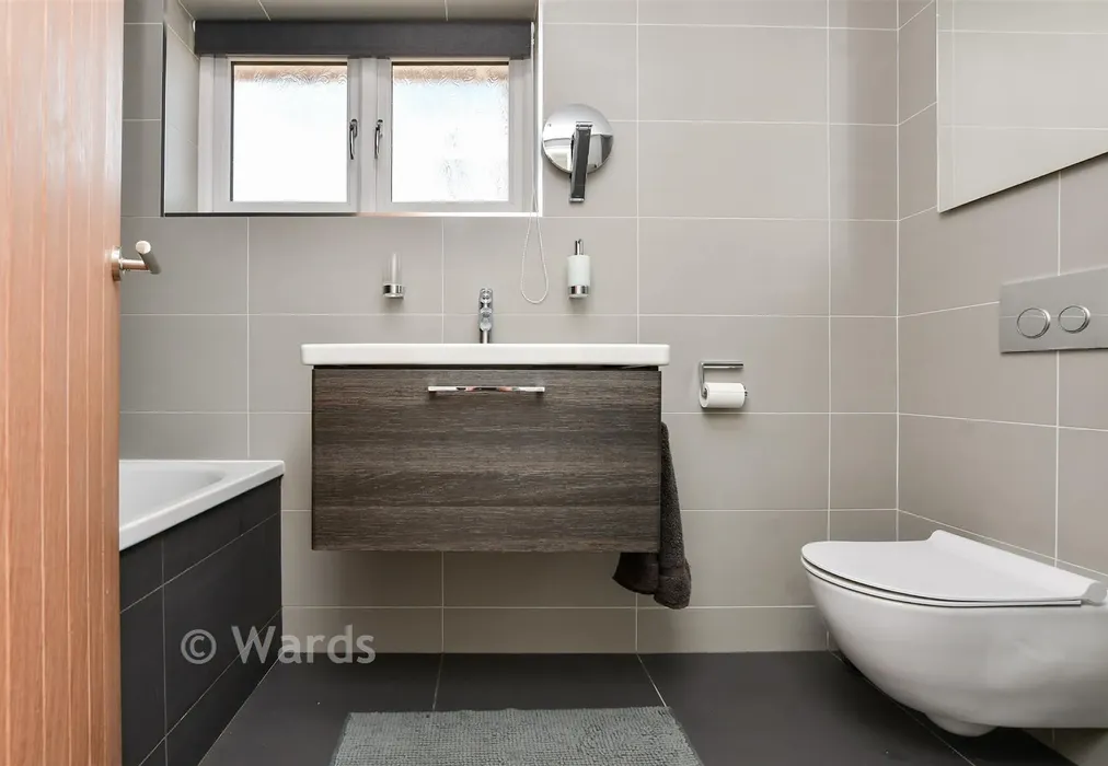 Bathroom - Mill Road, Deal, Kent - Wards of Kent