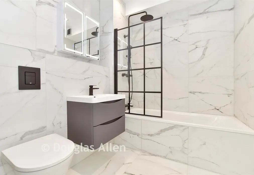 Bathroom - Quarter Four, Larkshall Road, Chingford - Wards of Kent